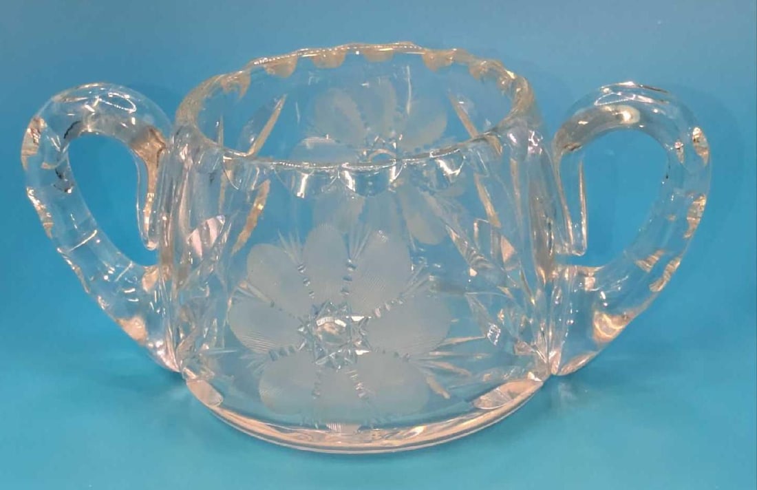 Vintage Pressed Glass Daisy Pattern Sugar Bowl: Vintage Pressed Glass Daisy Pattern Sugar Bowl. This is approx 6" x 4" x 2 3/4" and it weighs 1.14lb. The glass sugar bowl have no chips or cracks. 
