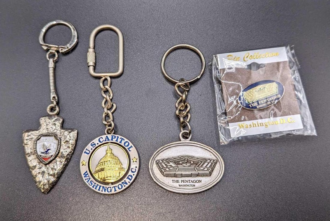 Pentagon & Capitol Keyrings & Pin F18: Pentagon & Capitol Keyrings & Pin F18. This lot includes: (1) Air Force Metal Arrowhead Keyring. This is approx 1 1/4" x 1/8" x 2". (1) U.S. Capitol Washington D.C. Metal Keyring.