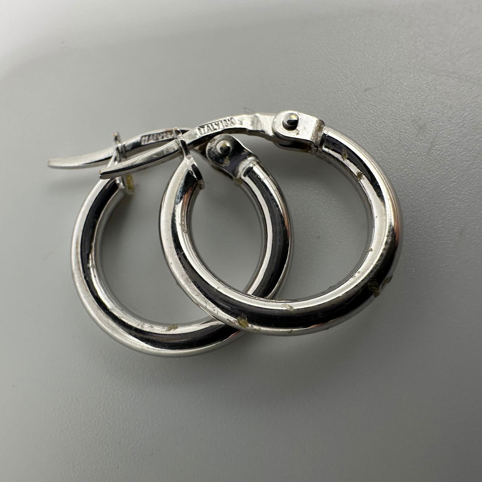 Small Hoop 18K White Gold Italy Earrings W28 (1 of 7)