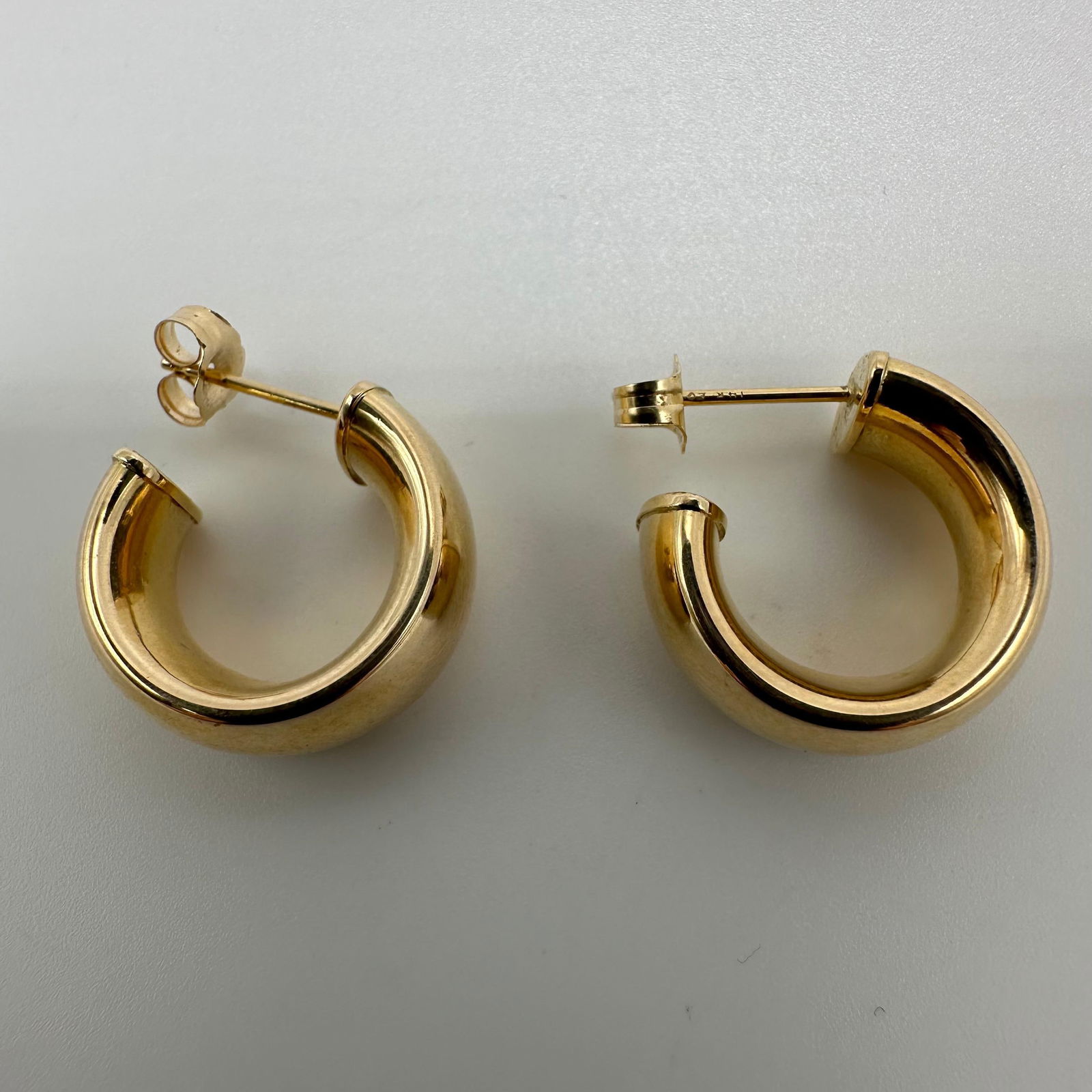 Chunky Thick 14K Gold Hoop Earrings W40: This item is in good pre-owned, previously used/displayed condition with noticeable light wear and surface scratches. Please reference all photos for full details. This piece of jewelry has been