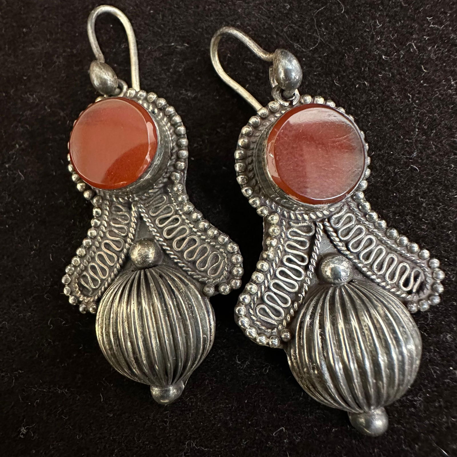 Round Red Carnelian Dangle Ribbed Silverwork Design Silver Earrings V96: This item is in good pre-owned, previously used/displayed condition with noticeable light wear and surface scratches. Please reference all photos for full details. This piece of jewelry has been