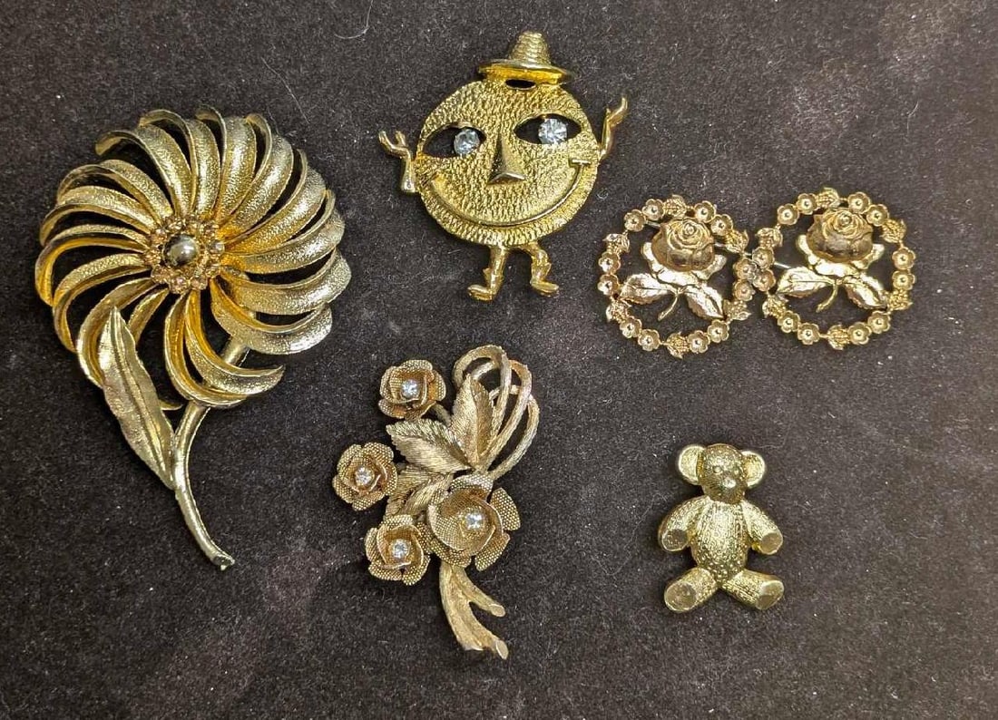 Vintage Gold Tone Rose Teddy Bear Smiling Face Flowers Brooch Pins: Vintage Gold Tone Rose Teddy Bear Smiling Face Flowers Brooch Pins This lot includes: (1) Gold Tone Rhinestone Flower Brooch Pin. This is approx 3 1/2" x 2 1/2" x 5/8" (1) Gold Tone Dual