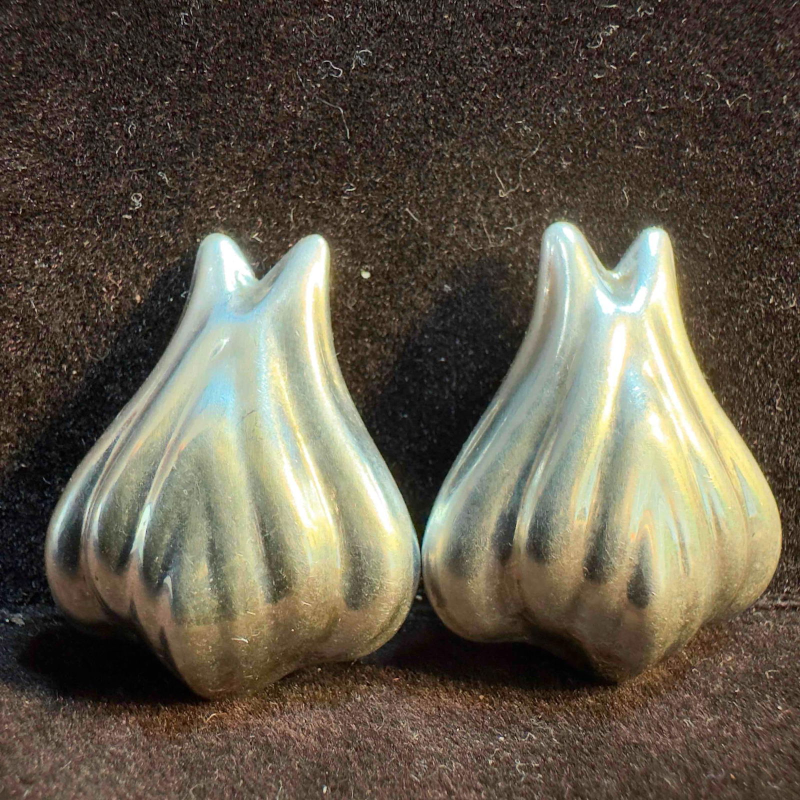 Tulip Blossom Floral Sterling Silver Clip On Earrings A62: This item is in good pre-owned, previously used/displayed condition with noticeable light wear, and surface scratches. Please reference all photos for full details. This piece of jewelry has been