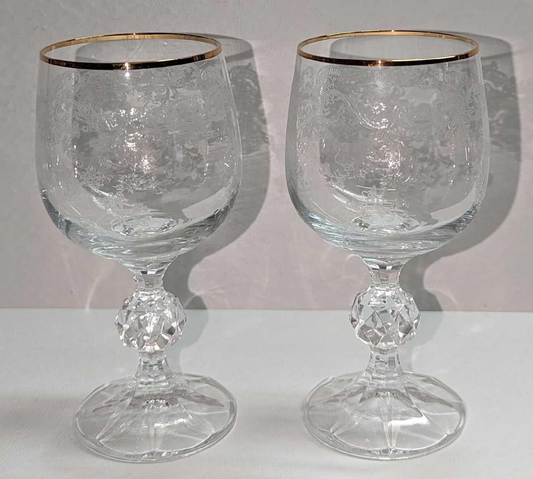 2 Import Assoc Cascade Gold Water Goblets A: 2 Import Assoc Cascade Gold Water Goblets A. Each is approximately 3" x 3" x 5 3/4" and the total weight is 0.70lb. Each goblet has no chips or cracks.