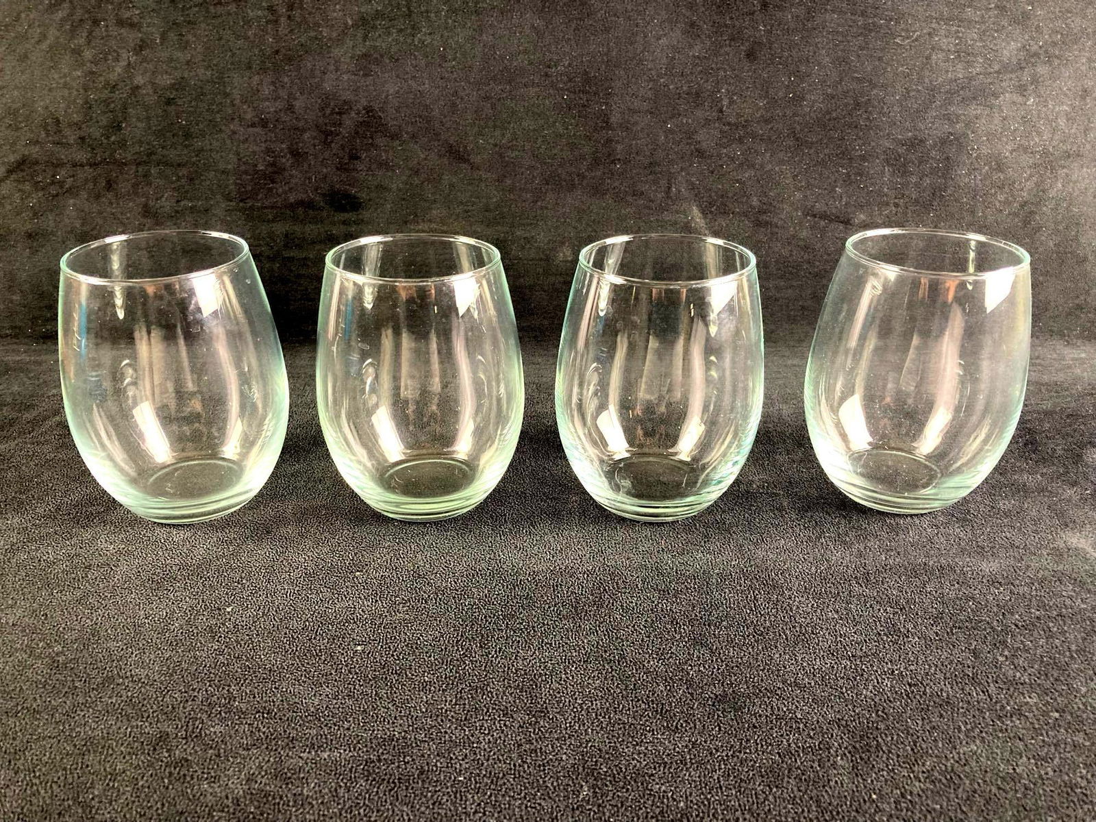 Set of (4) White Wine Tumblers: Up for auction is a recent estate find, a set of (4) white wine tumblers. They are beautiful, clean and ready for use. This auction includes: (4) White Wine Tumblers Condition is u