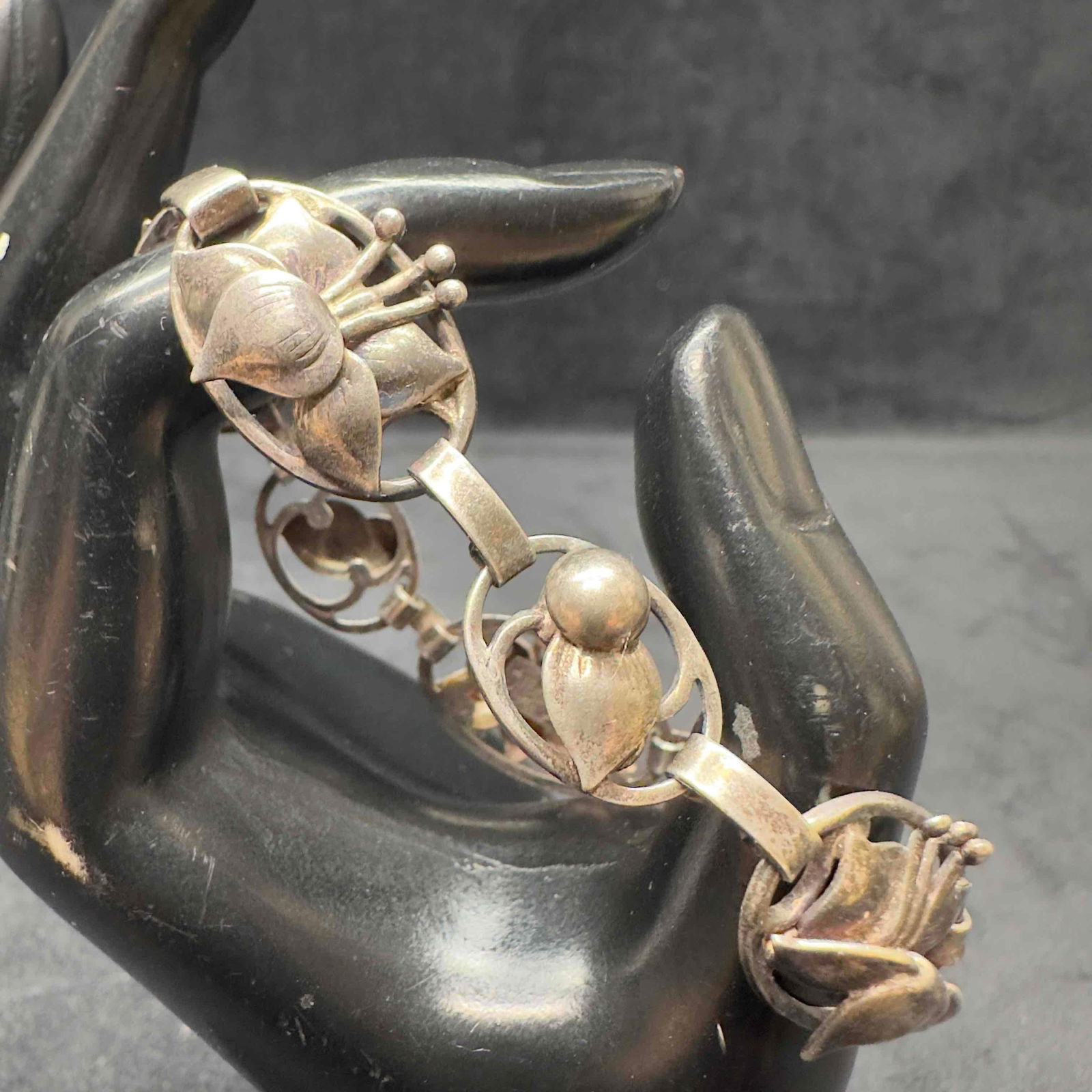 Lang Sterling Silver Floral Oval Link Bracelet C61: This item is in good pre-owned, previously used/displayed condition with noticeable light wear, and surface scratches. Please reference all photos for full details. This piece of jewelry has been