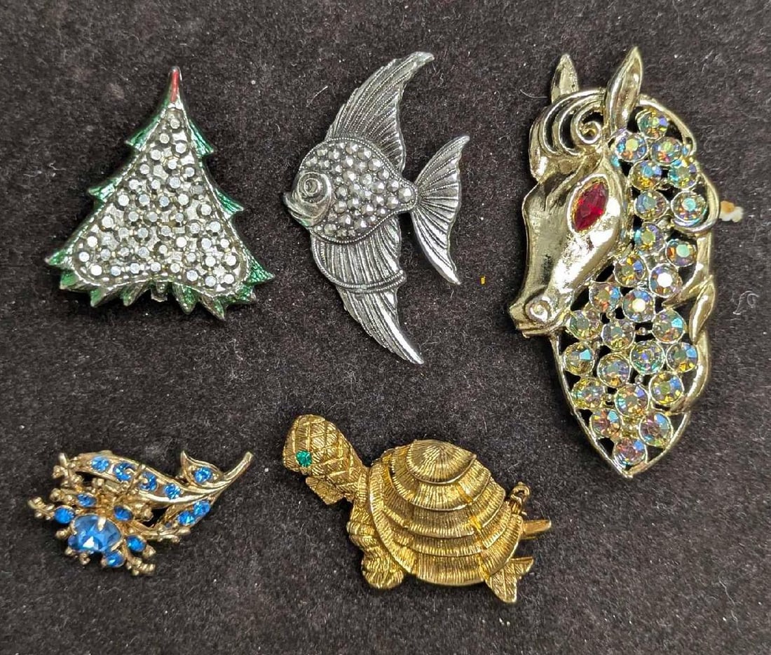 Vintage Coro BJ Silver Gold Tone Horse Turtle Tree Fish Brooch Pin Lot Of 5: Vintage Coro BJ Silver Gold Tone Horse Turtle Tree Fish Brooch Pin Lot Of 5. This lot includes: (1) Coro Gold Tone Blue Rhinestone Floral Brooch Pin. This is approx 1 1/2" x 3/4" x