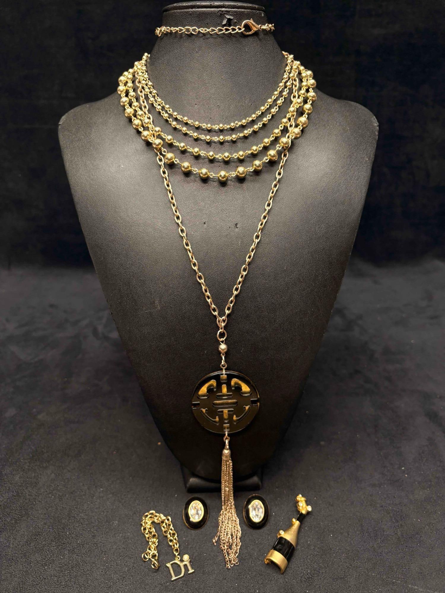 5pc Gold Glamour Mixed Costume Jewelry Lot: This lot contains 5 pieces of costume jewelry, all of which in overall good condition with minor flaws due to age and use. Please refer to the images provided for full context of the lot's conditi