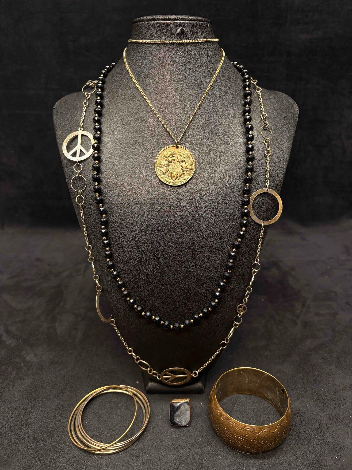 10pc Gold and Black Heaven on Earth Mixed Costume Jewelry Lot: This lot contains 10 pieces of costume jewelry, all of which in overall good condition with minor flaws due to age and use. Please refer to the images provided for full context of the lot's condit