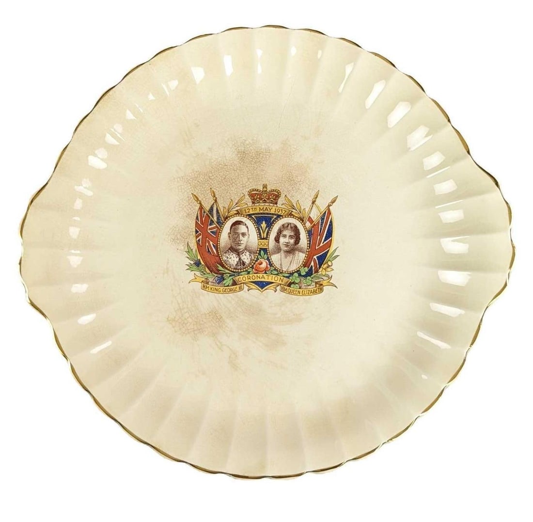 1937 Commemorative King George VI & Queen Elizabeth Plate: 1937 Commemorative Scalloped Coronation Plate Of King George VI & Queen Elizabeth. Made in Canada by the Sovereign Potters. The plate is approx 11 1/4" x 10 1/4" x 1" and it weighs 0.91lb. Is in a goo