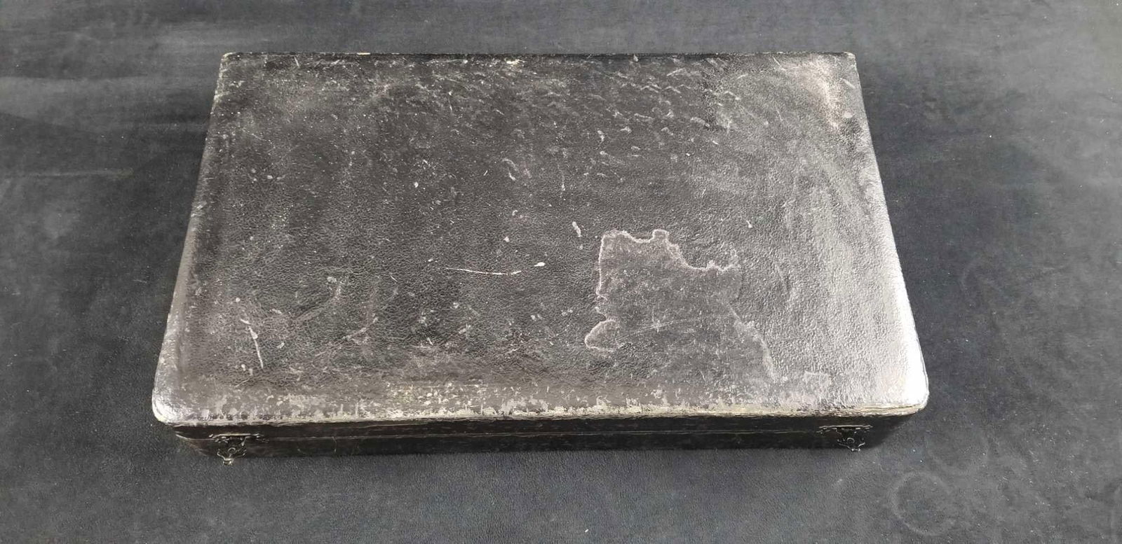 Assorted WM Rogers Early American Silver Plate Flatware: This lot contains an assortment W.M A Rogers AA Oneida, Viceroy Plate USA, and Period- Early American triple plate plus. This lot comes in a black latch case with blue and silver lining. Lot is in