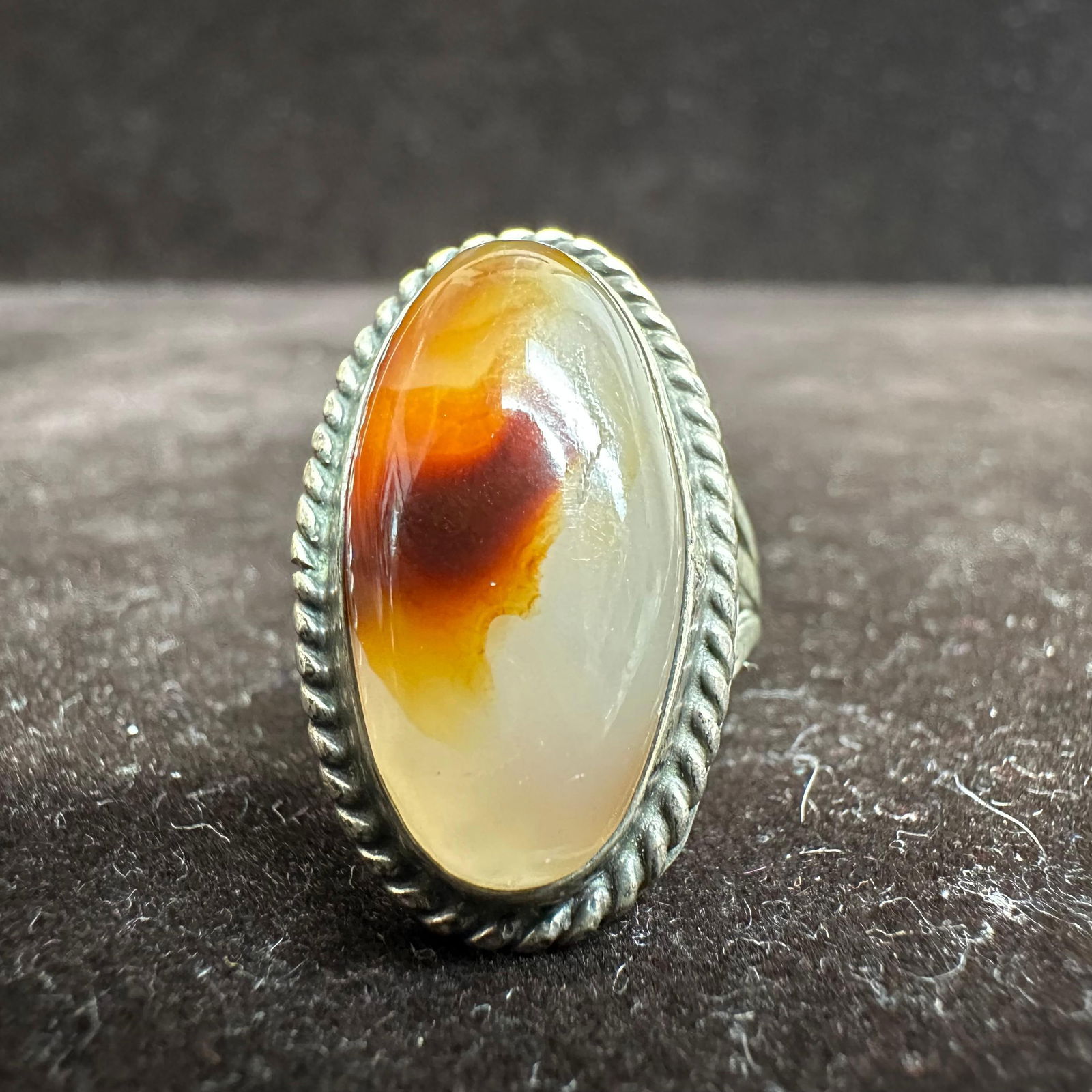 Oval Montana Moss Agate Set Stone Twisted Silver Ring: This item is in good pre-owned, previously used/displayed condition with noticeable light wear and surface scratches. Please reference all photos for full details. This piece of jewelry has been