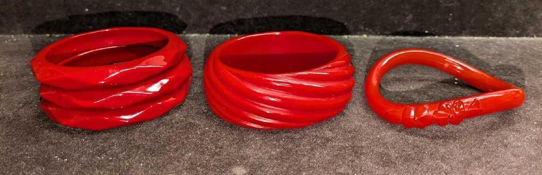 5 Red Resin Or Plastic Bracelets (1 of 6)