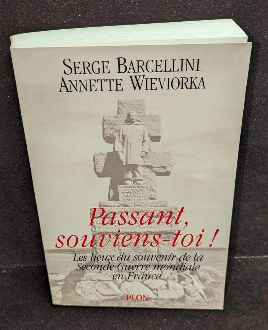 Annette Wieviorka Signed Passant, souviens-toi! French Softcover: Annette Wieviorka Signed Passant, souviens-toi! French Softcover. This was published by Plon (Paris) in 1995. The softcover book is approx 6" x 1 1/4" x 9 1/2" and it weighs 2.20 lbs. 