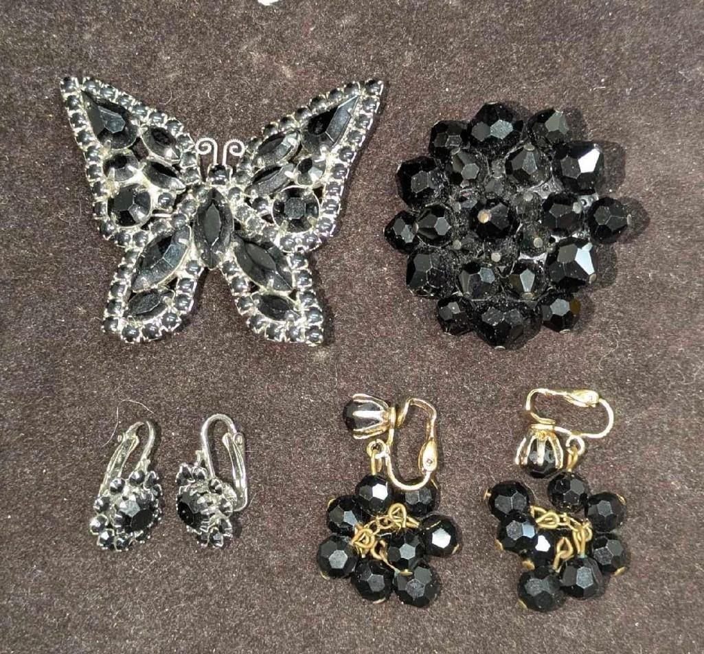 Vintage Unsigned Black Rhinestone And Glass Beaded Brooch And Clip On Earrings Lot Of 4: Vintage Unsigned Black Rhinestone And Glass Beaded Brooch And Clip On Earrings Lot Of 4. This lot includes: (1) Unsigned Faceted Black Glass Gold Tone Dangle Clip On Earrings. Each is approx 1