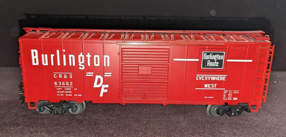 Atlas 0 Scale Trainman Burlington Sliding Door Box Car: Atlas 0 Scale Trainman Burlington Sliding Door Box Car. This is approx 11 1/2" x 2 1/2" x 3 1/2". It comes in its original box which is approx 17" x 3 3/4" x 6" and it weighs 1.47lb. The box has some