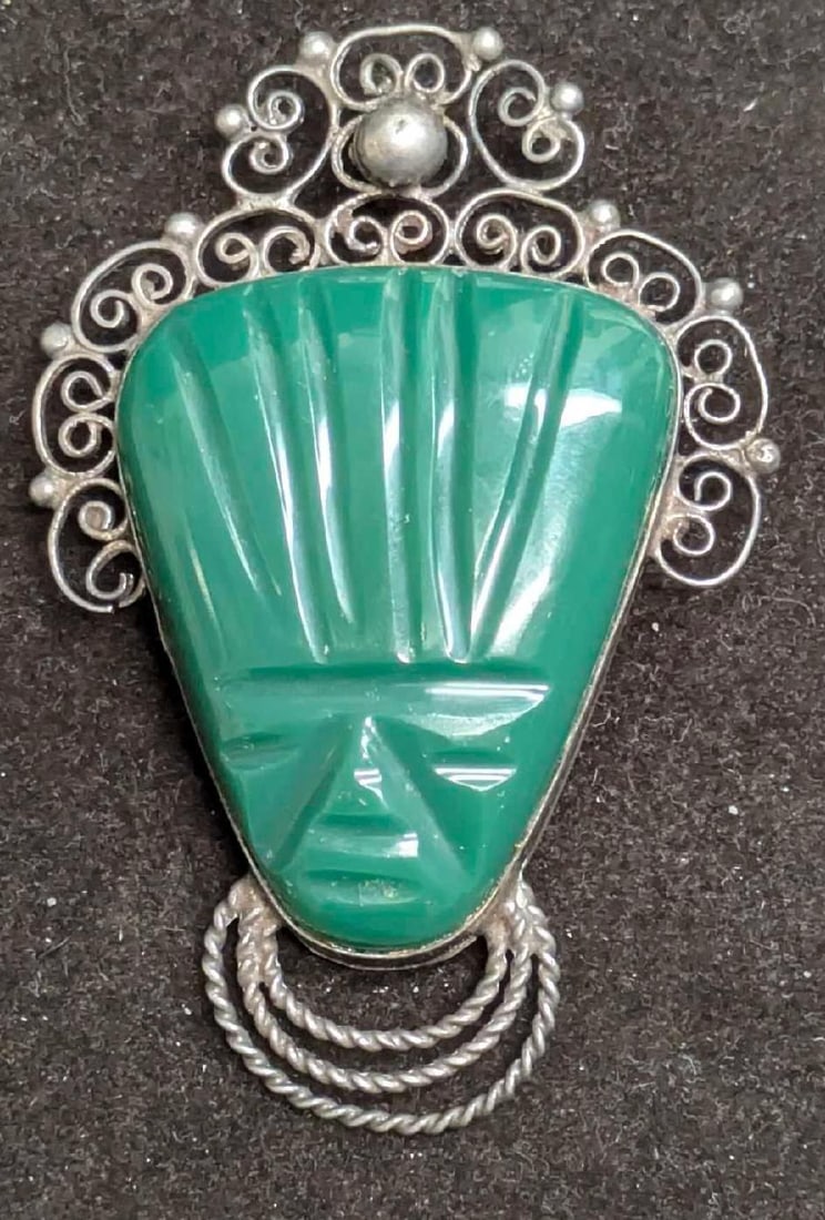 Vintage Sterling Silver With Green Onyx Mask Pin Brooch: Vintage Sterling Silver With Green Onyx Mask Pin Brooch. This fine piece of vintage jewelry has been tested and researched to the best of our knowledge .Please view all pictures as they are part of ou