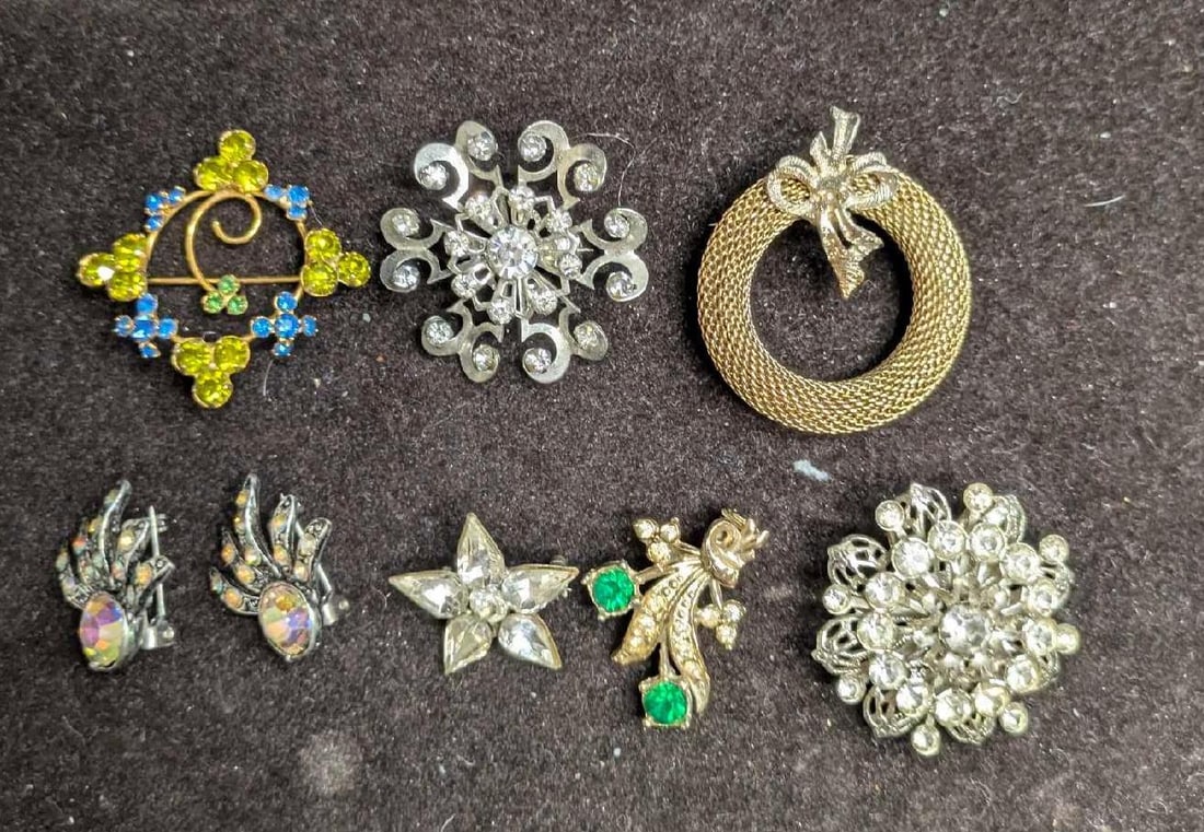 Vintage Unsigned Silver Gold Tone Rhinestones Brooch Pins Lot Of 8: This lot includes: (1) Unsigned Green And Blue Rhinestones Gold Tone Floral Brooch. This is approx 1 1/2" x 1 1/2" x 1/4". (1) Unsigned Clear Rhinestone Silver Tone Brooch. This is approx