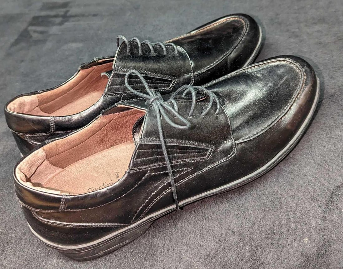 Nero Giardini Men's 12 Lace Up Leather Shoes: Nero Giardini Men's 12 Lace Up Leather Shoes. This is approx 12 1/2" x 4" x 4 1/2" and the total weight is 2.01 lbs. The shoes have very light wear and were made in Italy.