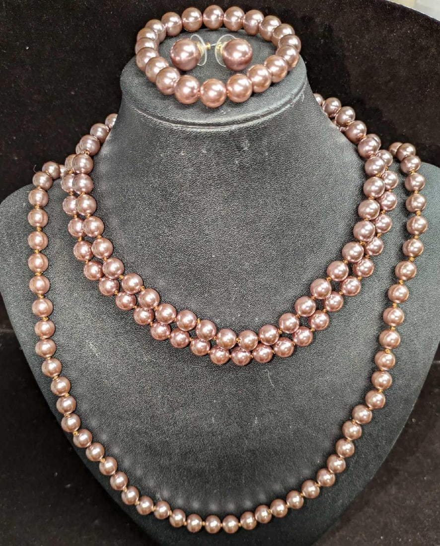 Vintage Faux Pearl Necklace, Bracelet And Earrings: Vintage Faux Pearl Necklace, Bracelet, And Earrings. This lot includes: (2) Faux Pearl Long Necklace. This is approx 38". (1) Faux Pearl Stretch Bracelet. This is approx 3" x 1/4" x 3"