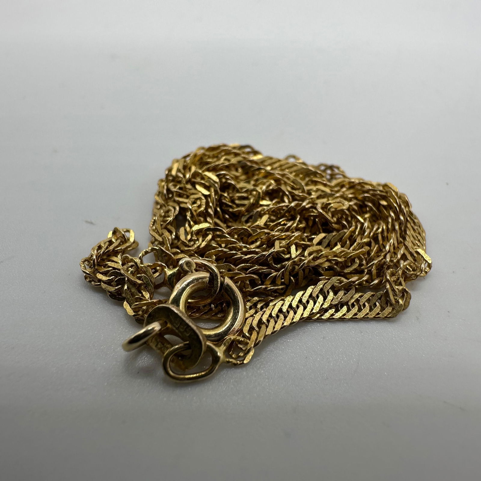 585 Italy 14K Gold Herringbone Twist Style Chain 18 inch (1 of 5)