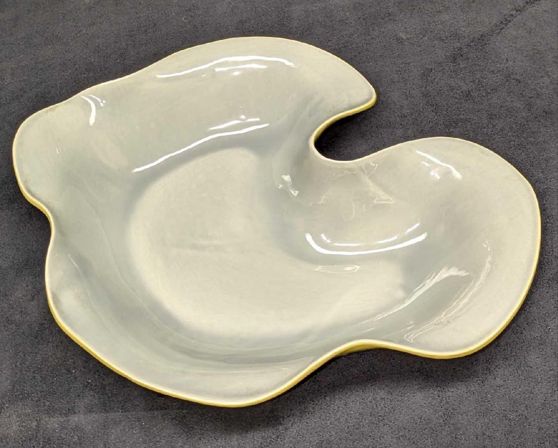 Vintage Red Wing U.S.A. Pottery Free Form Bowl B1408: Vintage Red Wing U.S.A. Pottery Free Form Bowl B1408. This is approx 13 3/8" x 10 1/2" x 2 1/8" and it weighs 1.49lb. The bowl has light scratches. 