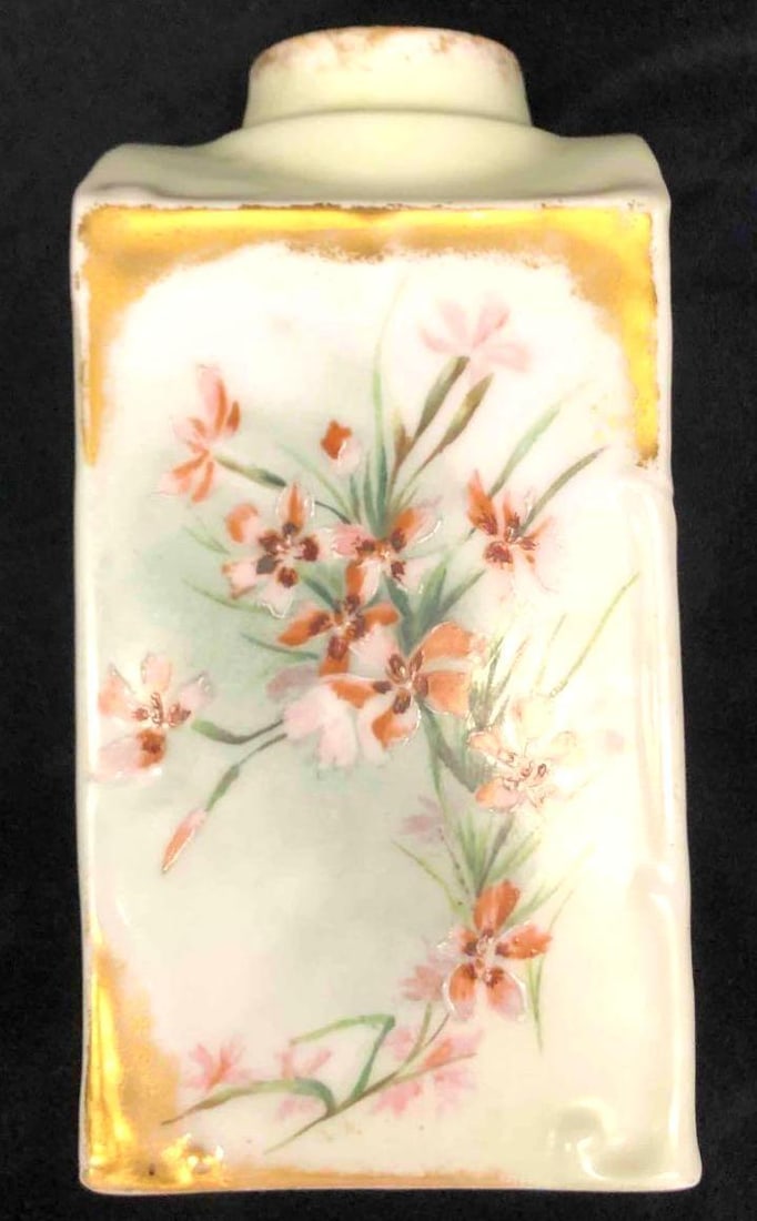 Vintage Elitse S M Limoges Porcelain Vase: This lot contains a vintage Elite S M Limoges porcelain vase. This vase was made in Limoges France by the Bawo & Dotter company. This company originally imported porcelain mainly from Limoges