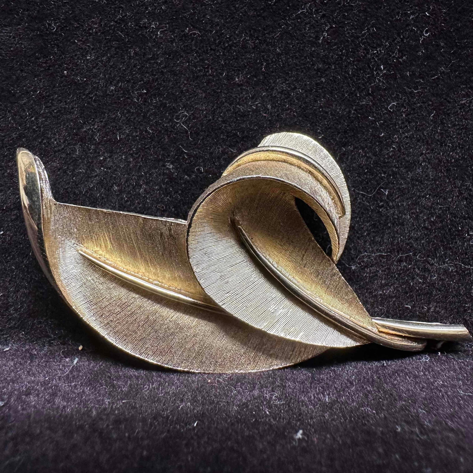 Crown Trifari Gold Tone Leaf Brooch #2 (1 of 6)