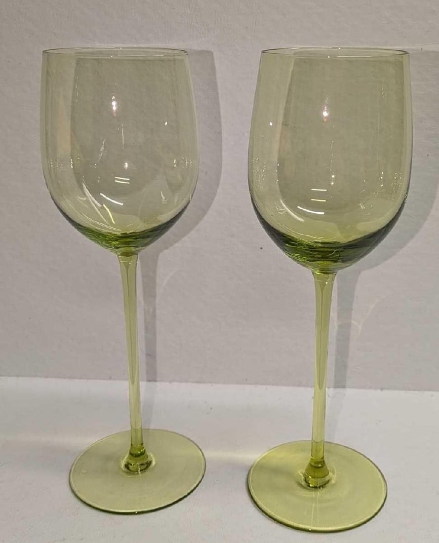 2 Vintage 8" Green Glass Wine Glasses B: 2 Vintage 8" Green Glass Wine Glasses B. Each is approx 2 3/4" x 2 3/4" x 8 1/2" and the total weight is 0.53lb. The maker and date of creation are unknown. The glasses have no chips or cracks.