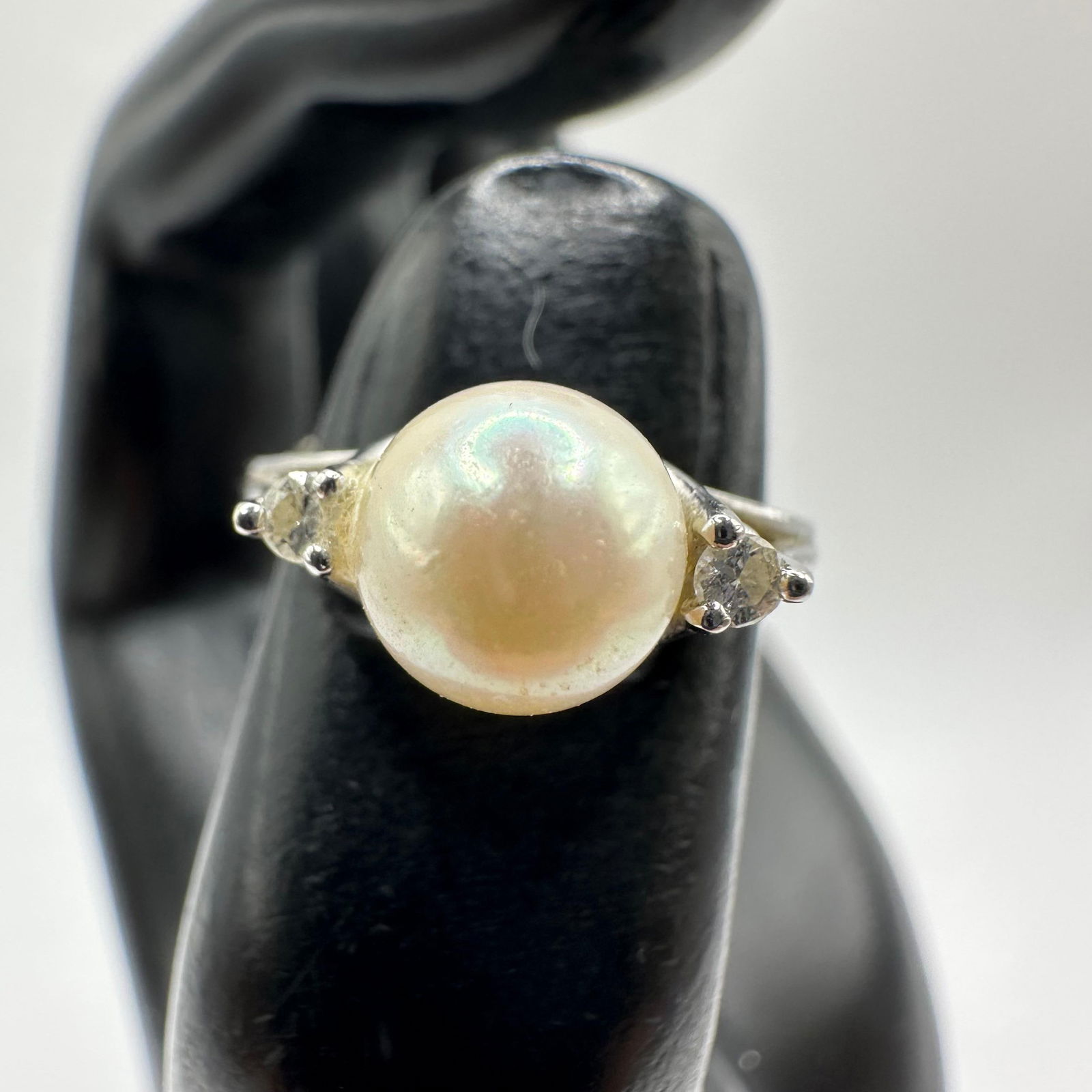 14K White Gold Pearl Flanked by Accent Diamonds Ring W91 (1 of 10)
