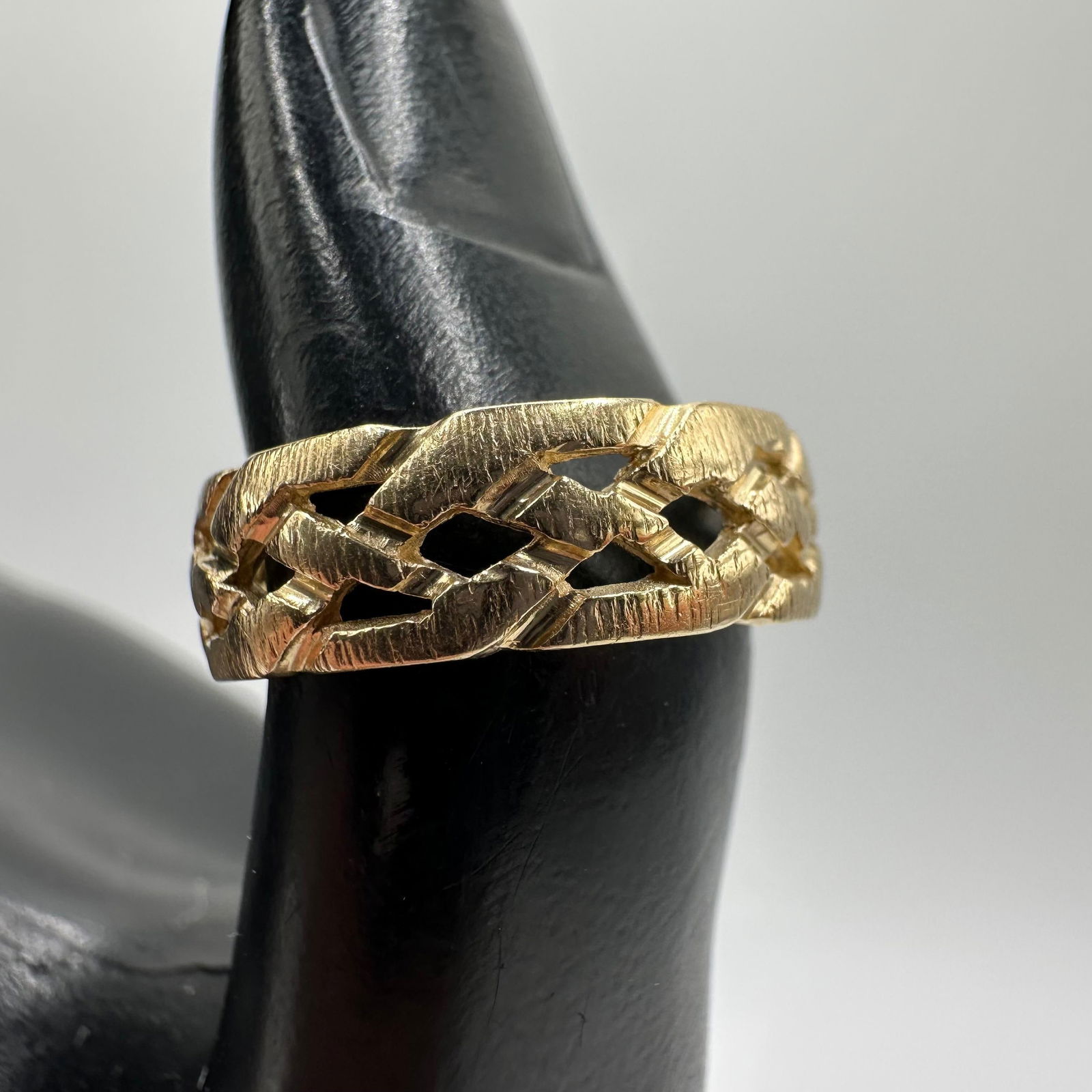 14K Yellow Gold Celtic Knot Style Braided Band Ring: This item is in good pre-owned, previously used/displayed condition with noticeable light wear and surface scratches. Please reference all photos for full details. This piece of jewelry has been