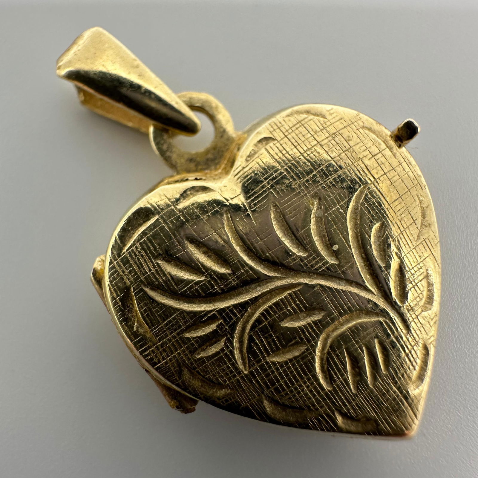 14K Italy Yellow Gold Heart Pendant Photo Locket Etched Scroll Design Engraving: This item is in good pre-owned, previously used/displayed condition with noticeable light wear and surface scratches. Please reference all photos for full details. This piece of jewelry has been teste