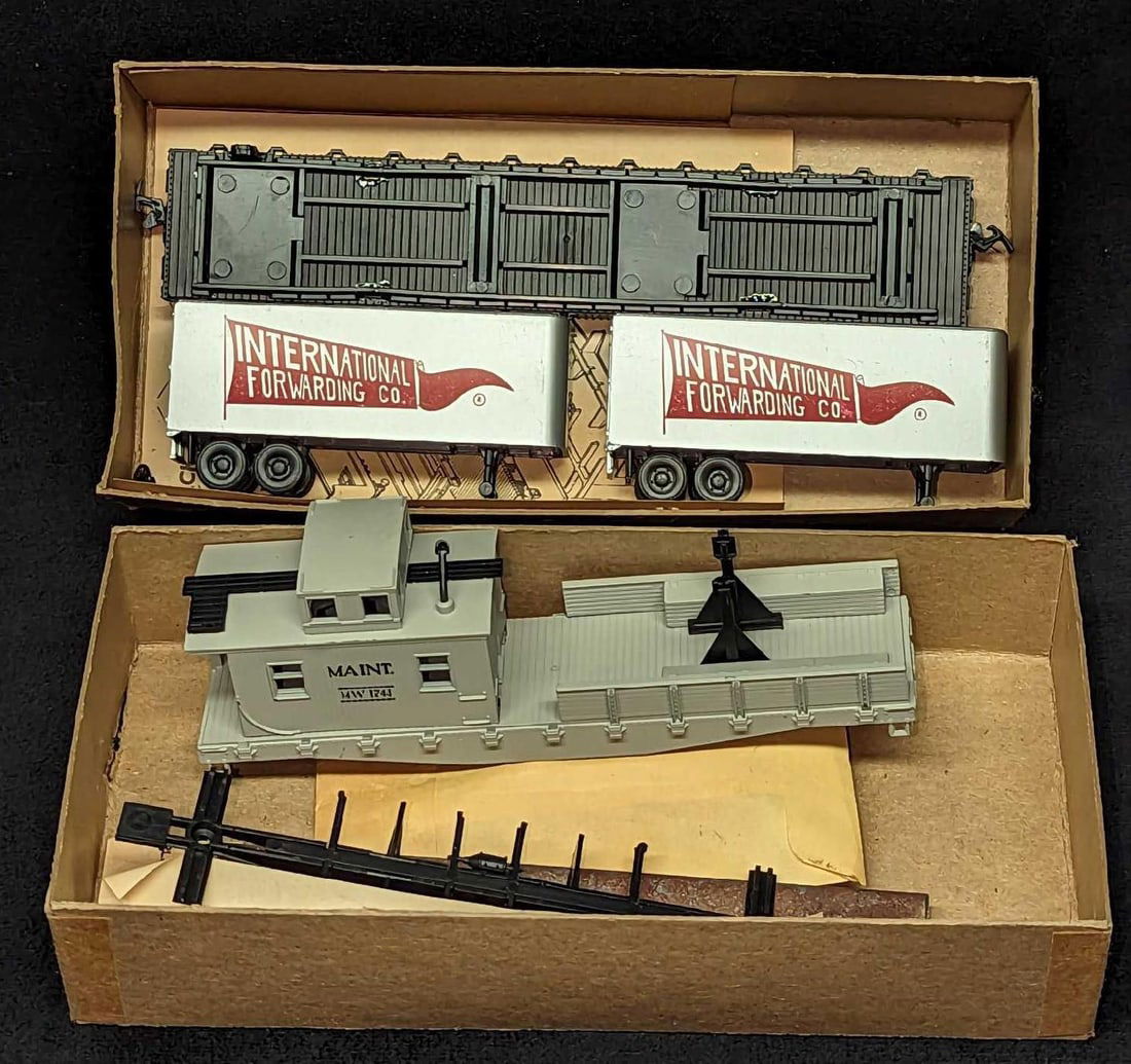 Athearn HO-Scale Flat With 2 Vans & Work Caboose Kit (1 of 4)