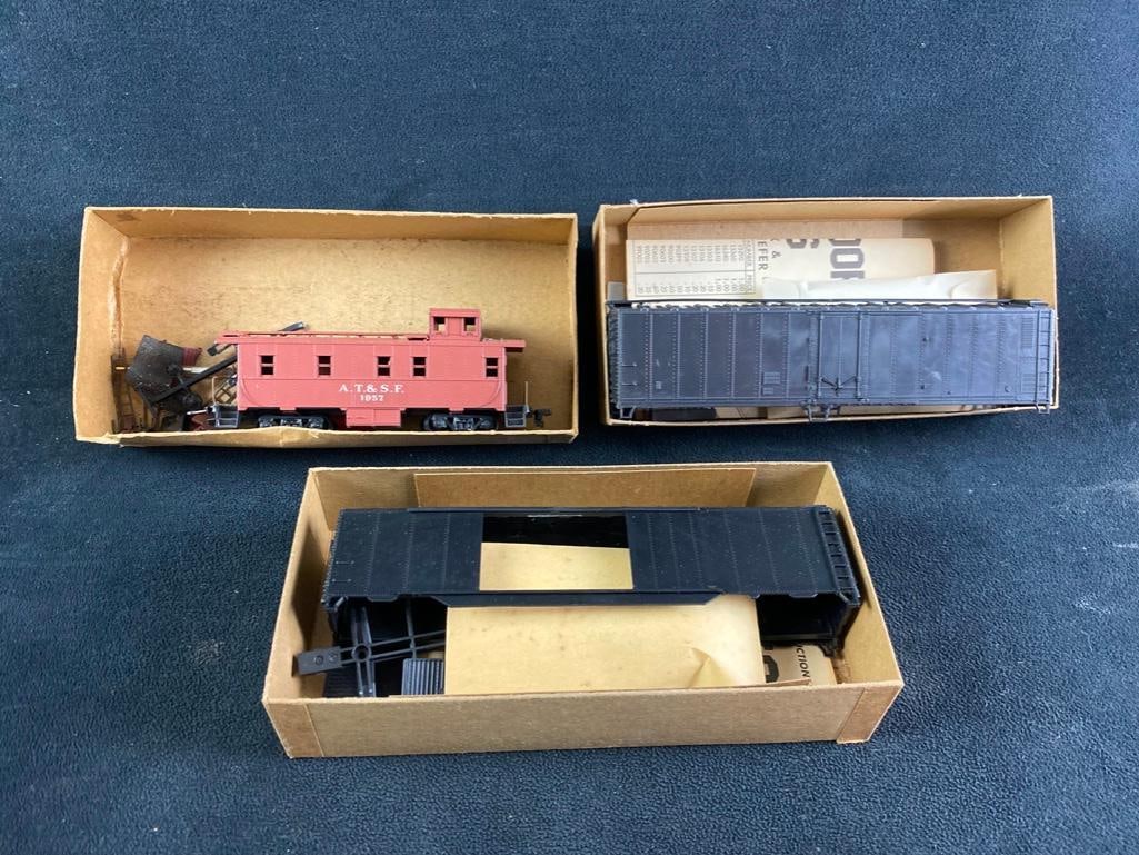 3 Athearn HO Scale Kits: 2 Boxcar & 1 Caboose (1 of 5)