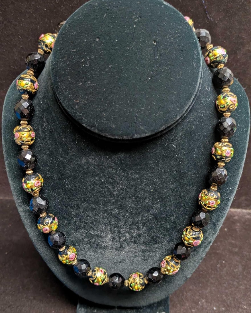 Vintage Italian Murano Black And Gold Art Glass Bead Necklace GGGG: Vintage Italian Murano Black And Gold Art Glass Bead Necklace GGGG. Glass beads with hand painted designs. Is approx 19" and it weighs 0.17b.