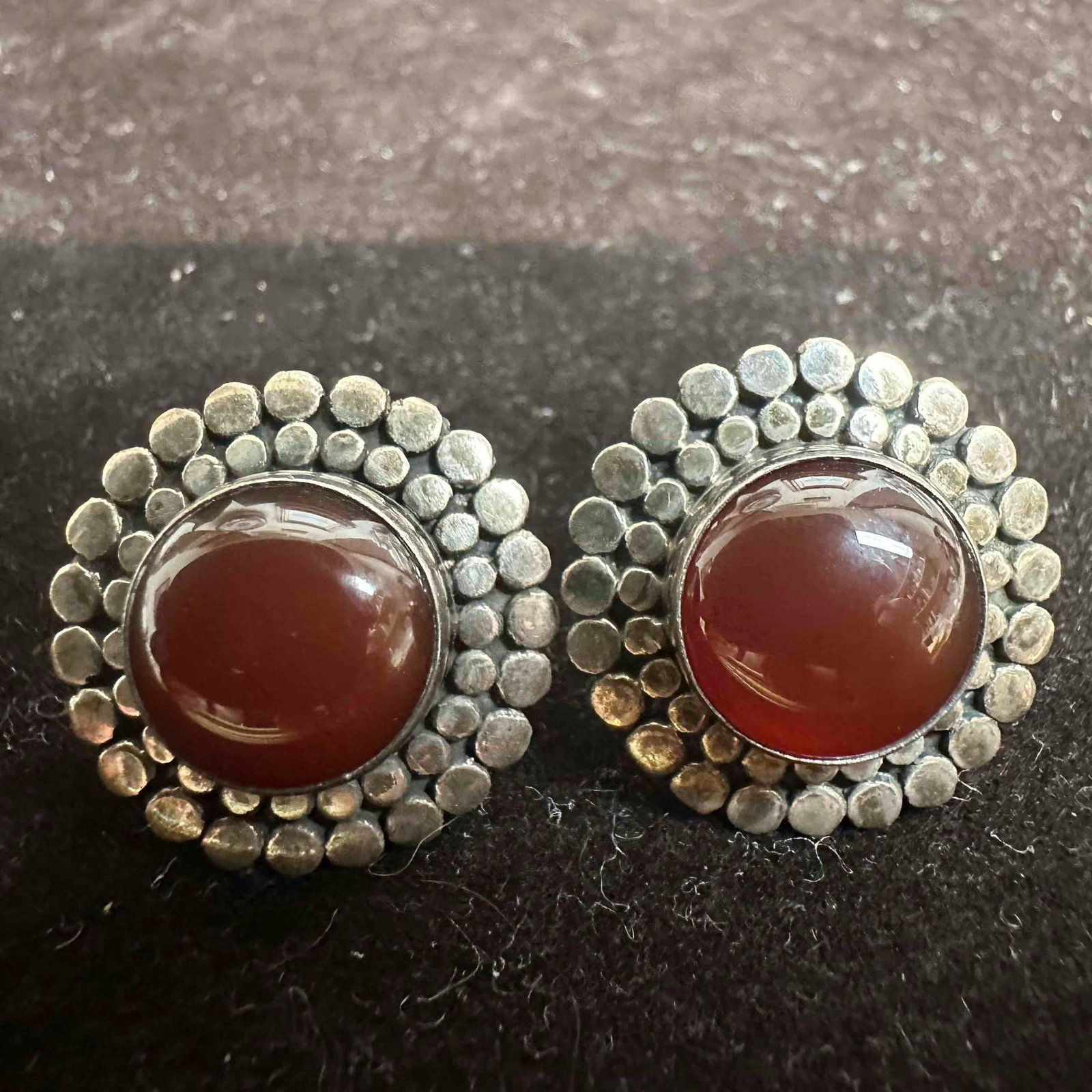 925 Sterling Silver Carnelian Round Pebble Textured Earrings G62: This item is in good pre-owned, previously used/displayed condition with noticeable light wear, and surface scratches. Please reference all photos for full details. This piece of jewelry has been test