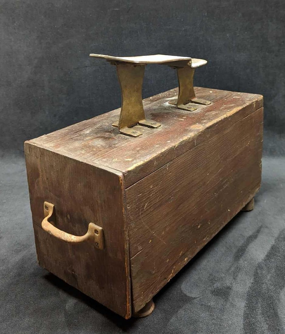 Vintage Brass & Wood Shoe Shine Box: Vintage Brass & Wood Shoe Shine Box. The maker and date of creation are unknown. Is approx 6 1/2" x 14 3/8" x 12" and it weighs 6.81lbs. The brass sections have tarnish and there is some wear to the w