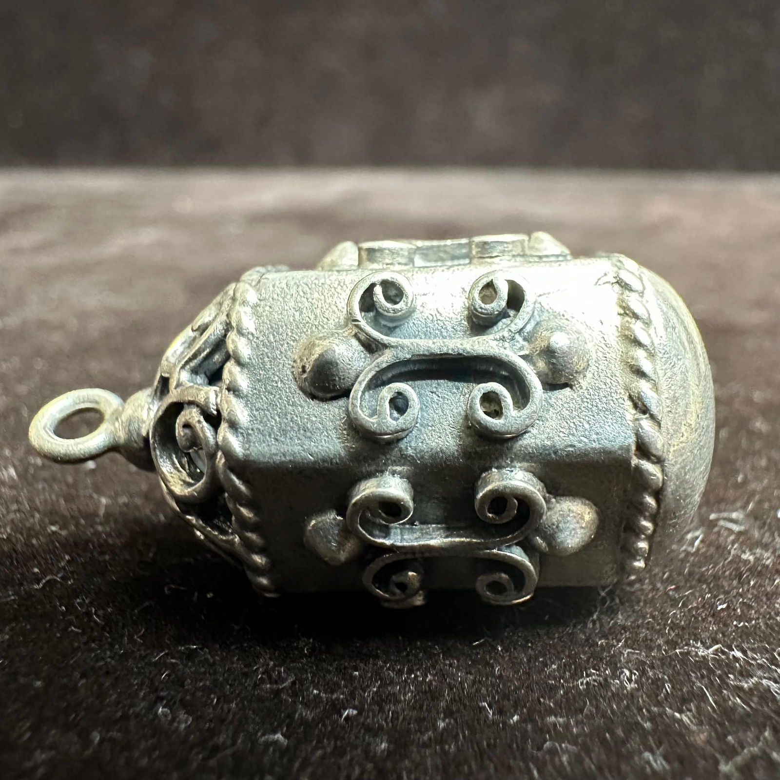 Silver Charm Scrollwork Art Deco Design T89 - 6