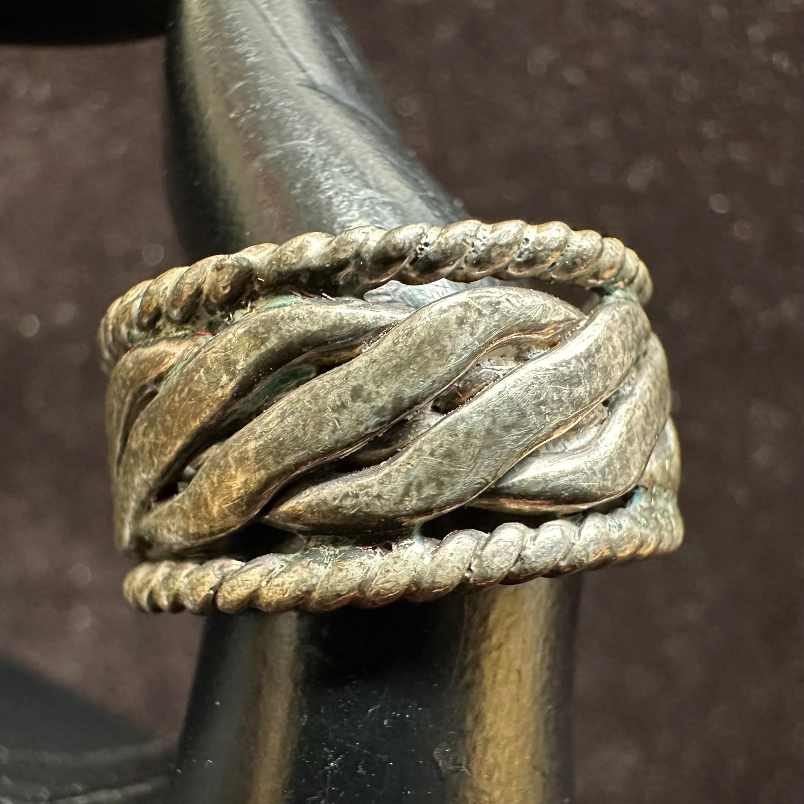 925 Mexico Twisted Rope Design Sterling Silver Ring Size 9: This item is in good pre-owned, previously used/displayed condition with noticeable light wear and surface scratches. Please reference all photos for full details. This piece of jewelry has been teste