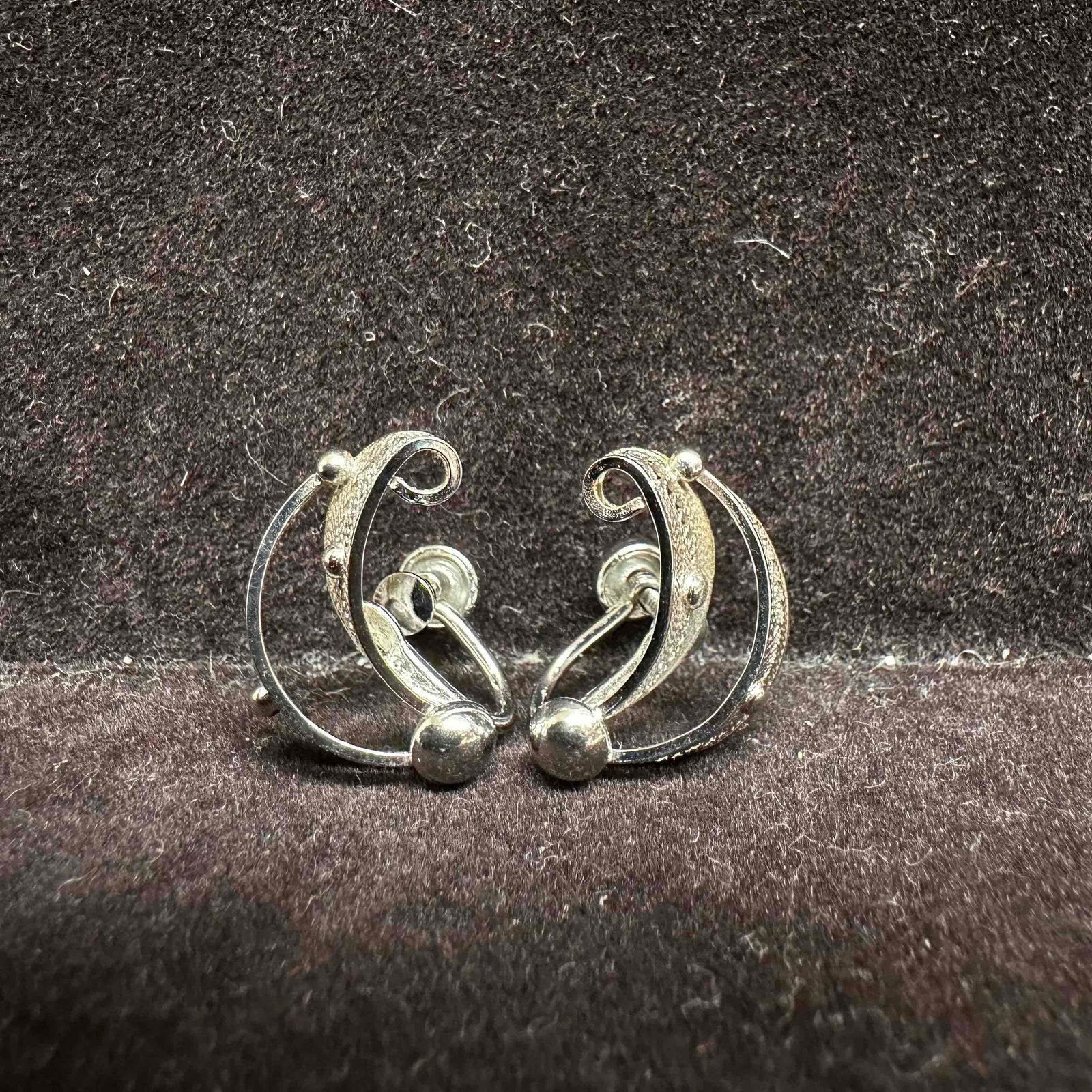 Sorrento Sterling Silver Filigree Swirl Ribbon Design Screw Back Earrings I19 (1 of 6)