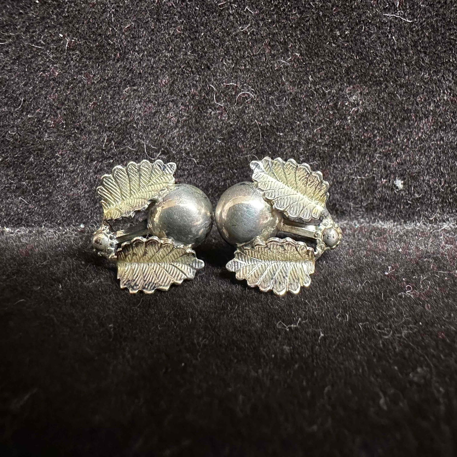 Unique Antique Ball Double Leaf Grecian Style Sterling Silver Earrings I23: This item is in good pre-owned, previously used/displayed condition with noticeable light wear, and surface scratches. Please reference all photos for full details. This piece of jewelry has been