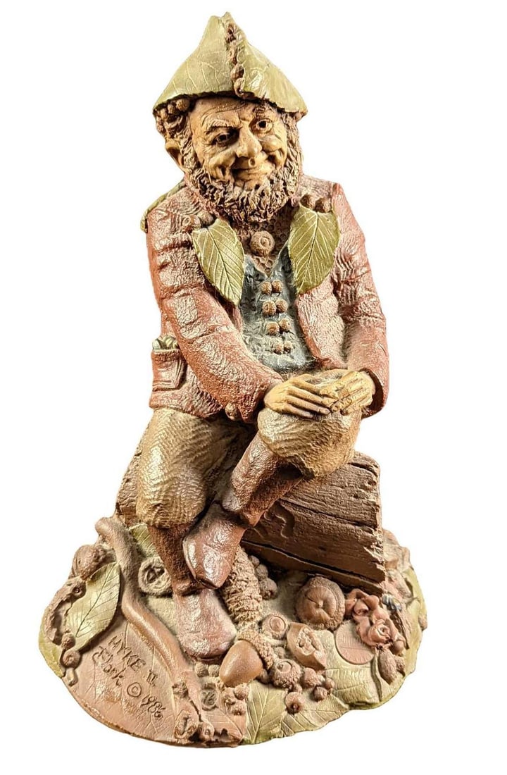 Retired Tom Clark Hyke 2 Figurine: Retired Tom Clark Hyke 2 Figurine. This was released in 1986 and is approx 7" x 7" x 10 1/2" and it weighs 4.87lbs. The figurine is in a good, vintage condition with signs of light wear.