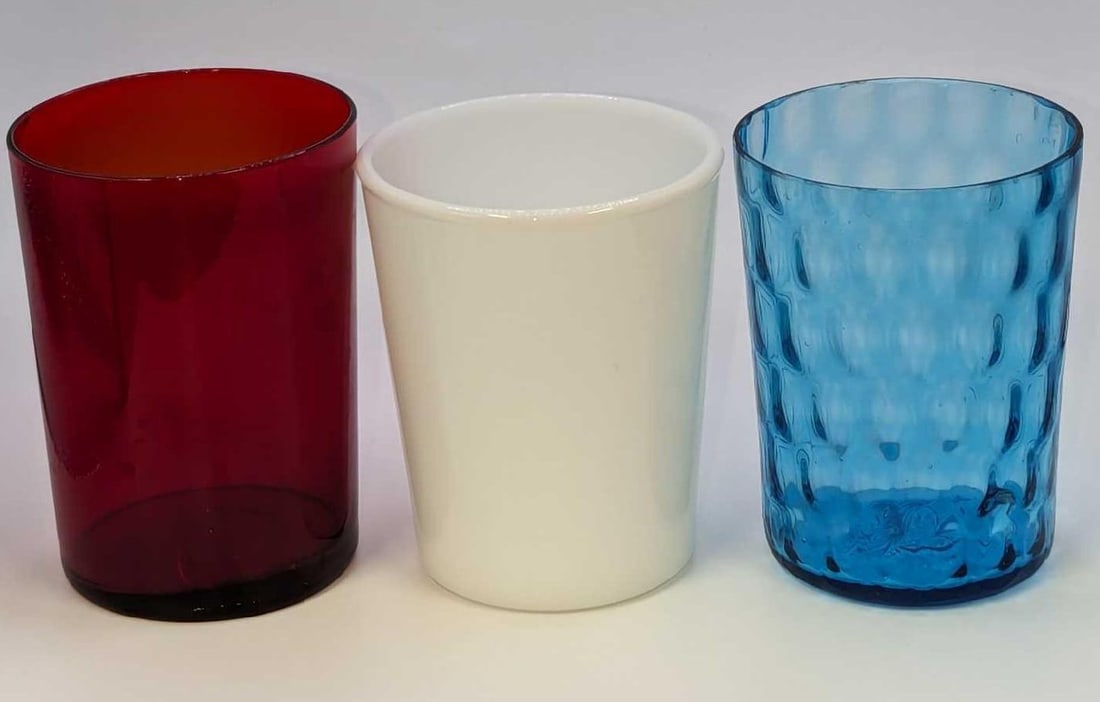 3 Vintage Red White & Blue Tumbler Glasses: 3 Vintage Red White & Blue Tumbler Glasses. This lot includes: (1) Ruby Bed Tumbler Glass. This is approx 2 3/4" x 2 3/4" x 3 3/4".(1) White Milk Tumbler Glass. This is approx 2