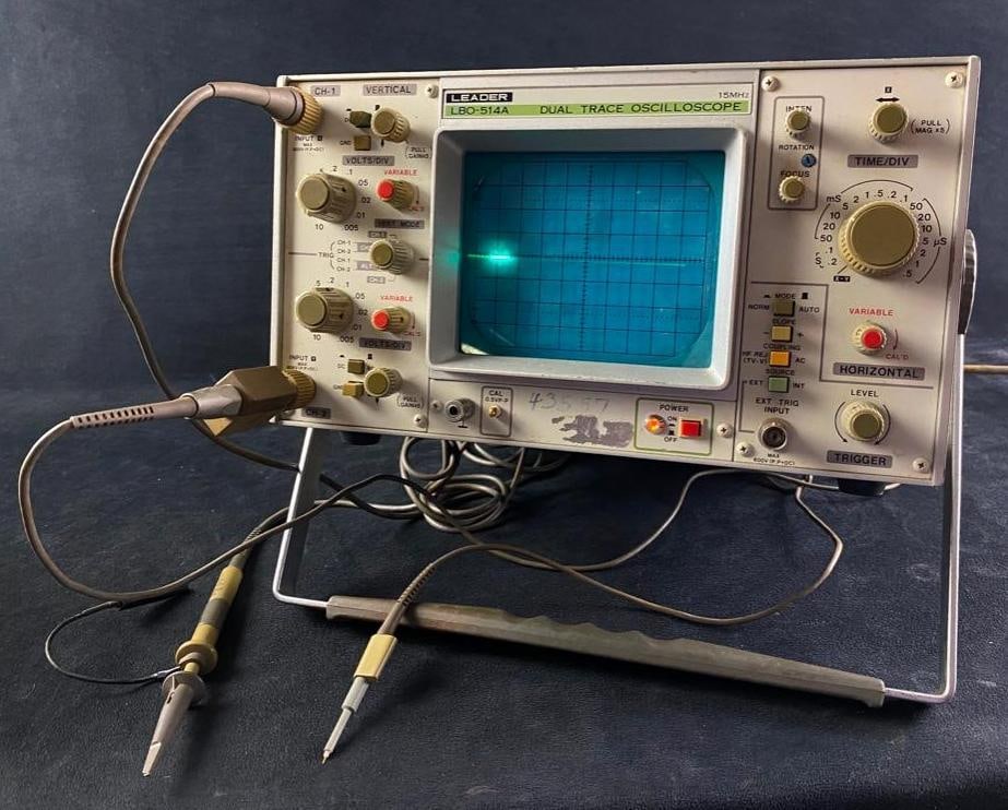 Leader LBO-514A Dual Trace Oscilloscope 15MHz: Leader LBO-514A Dual Trace Oscilloscope 15MHz Vintage analogue Leader Dual Trace Oscilloscope, model LBO-514A. The oscilloscope powers up and appears to be in working condition, with the waveforms r