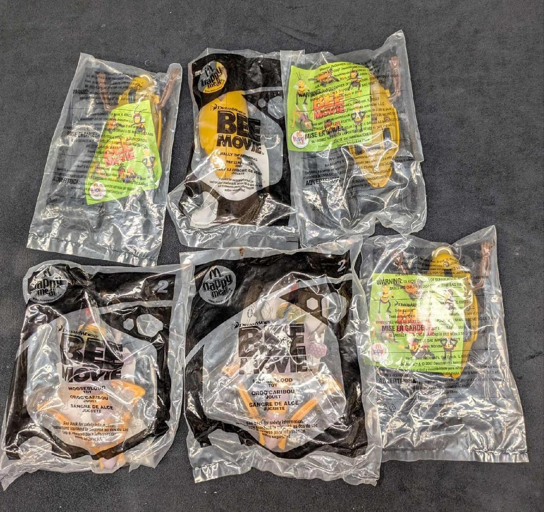 6 McDonalds Bee Movie Wally The Waterbug And Mooseblood Toys: 6 McDonalds Bee Movie Wally The Waterbug And Mooseblood Toys. This lot comes with 4 Wally The Waterbug and 2 Mooseblood toys fro the "Bee Movie". All come sealed in the original bags. All come in a