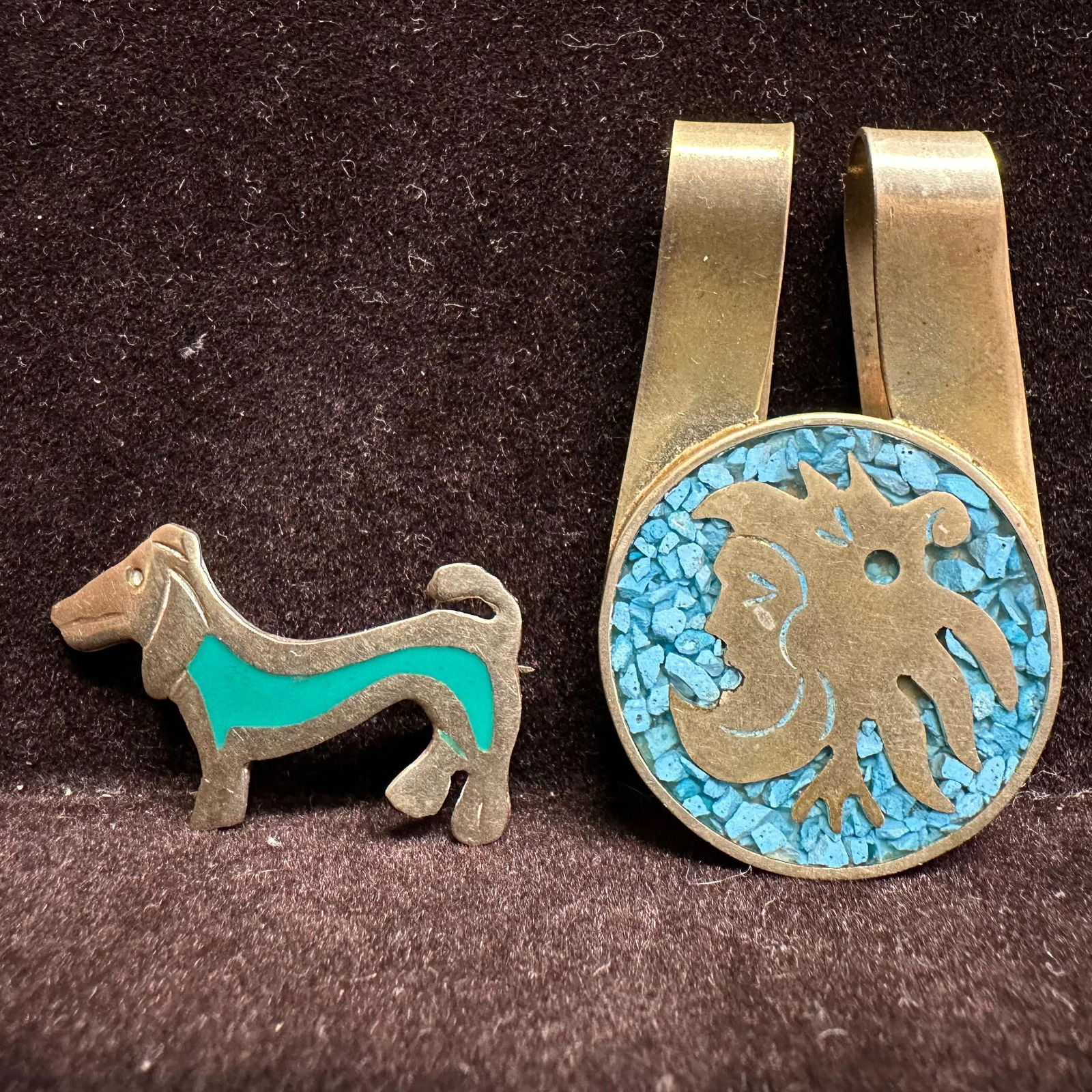 Alpaca Mexico Silver Green Enamel Inlay Brooch and Turquoise Chip Inlaid Money Clip: The lot includes two vintage Mexico Alpaca-marked crafted pieces. Dog brooch with green/turquoise tone inlay. Marked “ALPACA” on reverse. Classic mid-century modern design with secure pin bac