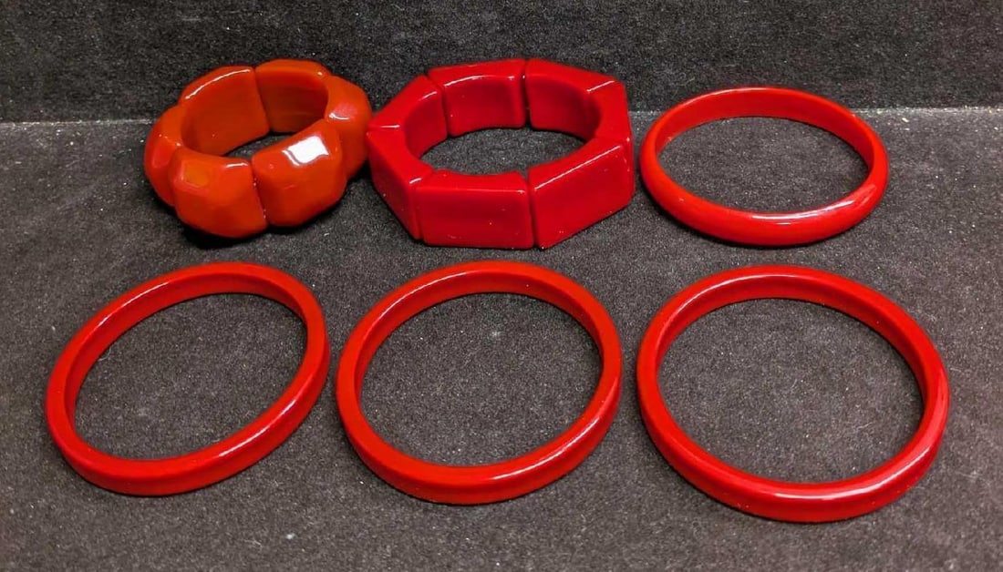 6 Vintage Plastic Lucite Red Bracelets: 6 Vintage Plastic Lucite Red Bracelets. None of these bracelets have company or creator markings. Two of these are stretch bracelets. The four bracelets are approx 3" x 1/4" x 3". The stretch