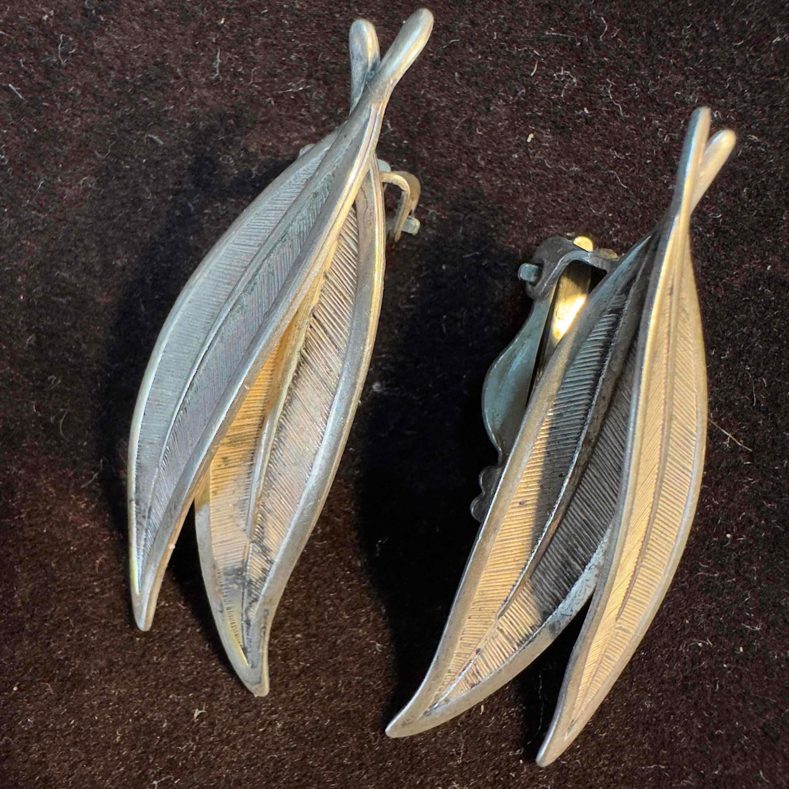 Sterling Silver Dual Leaf Clip On Paddle Back Earrings A59: This item is in good pre-owned, previously used/displayed condition with noticeable light wear, and surface scratches. Please reference all photos for full details. This piece of jewelry has been