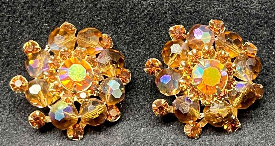 Signed Vintage Weiss Iridescent Clip On Earrings: This lot contains a Signed Vintage Weiss Iridescent Clip On Earrings. Each earring is approx 1 1/4" x 1 1/4" x 1/2". Total weight is 0.5oz. Overall the vintage brooch is in excellent pre owned