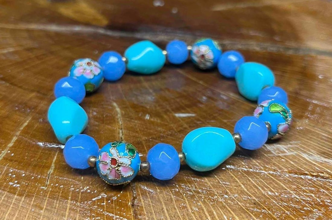 Cloisonne’ Beads Stretch Bracelet: This lot contains a Cloisonne’ Beads Stretch Bracelet. Bracelet is one size fits most. Fits in a small 5 3/4" x 3 1/4". Total weight is 0.9oz. Overall the bracelet is in good used